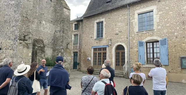 photo  pierre niveau a emmené plus de vingt personnes à la découverte de son village.  &copy;  le maine libre 