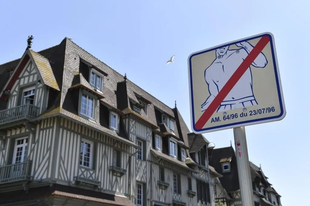 À la plage, en ville… Peuton se balader torse nu ? On vous répond