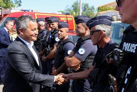 photo Le ministre de l’Intérieur démissionnaire Gérald Darmanin félicite les policiers lors de sa visite à Frontignan, dans le sud de la France, le 19 août 2024. PASCAL GUYOT / AFP 