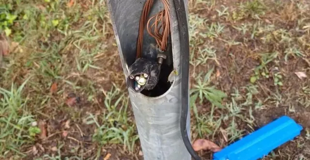 photo  les poteaux ont été forcés et les câbles, sectionnés mais pas emportés, ce lundi 19 août 2024 dans trois rues de bazouges-cré-sur-loir. ici, devant la salle des fêtes.  &copy;  mairie de bazouges 