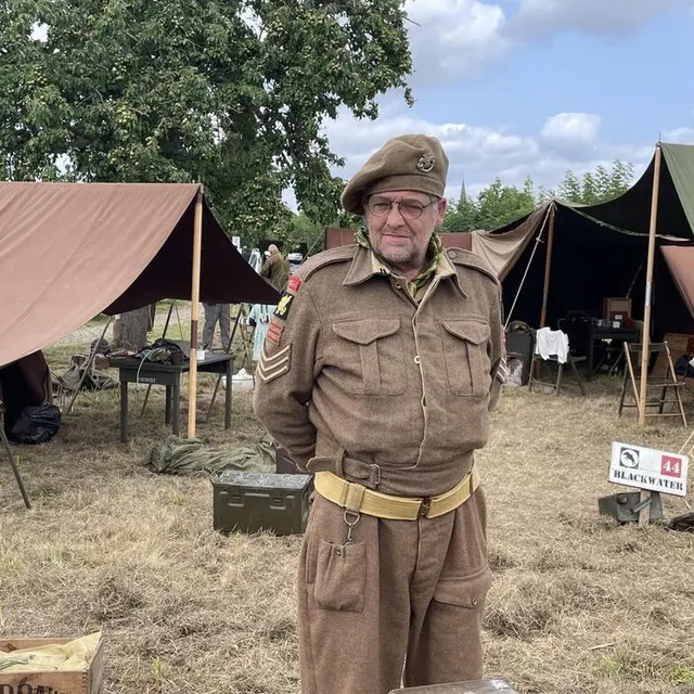 photo les reconstitueurs, installés devant le musée de berjou (orne), ont enfilé leurs tenues d’époque.  ©  ouest-france