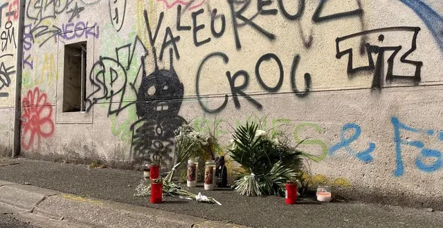 photo  des fleurs ont été déposées, rue de la croix, à l’endroit ou sergio z. a été tué d’une balle dans la tête, samedi 17 août 2024.  &copy;  ouest-france 