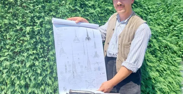 photo  natan chevrier, jeune du bocage ornais, a participé à la reconstruction de la flèche de notre dame de paris. il montre le plan de rénovation de la flèche et quelques outils qu’il a utilisé.  &copy;  ouest-france 