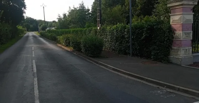 photo  toute la ligne des lampadaires longeant la salle des fêtes a été vandalisée.  &copy;  ouest-france 