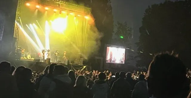 photo  les tubes de boney m ont entraîné les spectateurs, après la frayeur causée par la pluie..  &copy;  ouest-france 