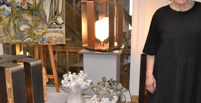 photo  gisèle sornas au milieu de ses œuvres exposées au moulin.  &copy;  le maine libre 