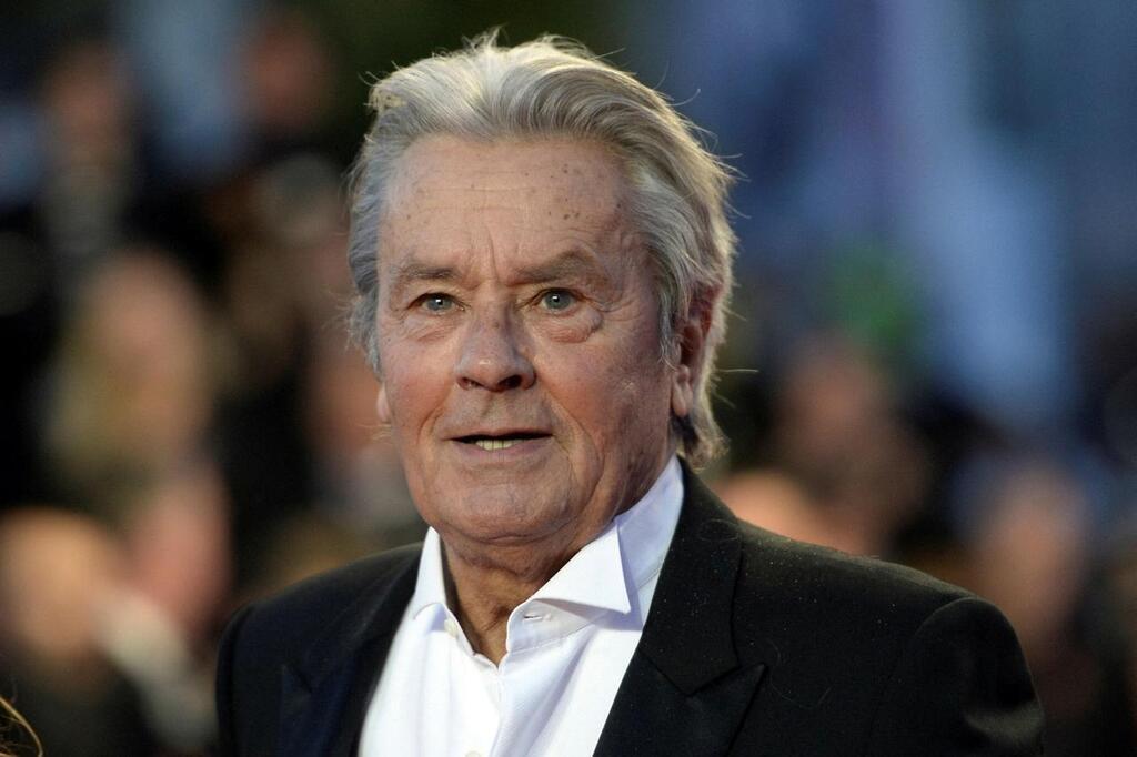 Alain Delon Sera Enterré Chez Lui : Quelles Sont Les Conditions Pour ...