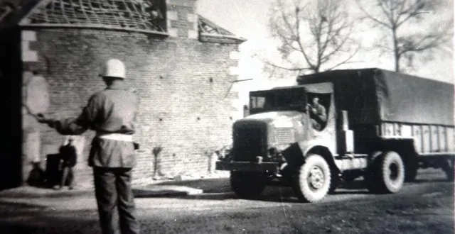 photo  un tracteur international h-542611 américain. le camion est utilisé pour le transport logistique sur la red ball express. de pont-farcy (manche), il est dirigé par un membre de la military police en direction de la ville de vire (calvados).  &copy;  collection privée 
