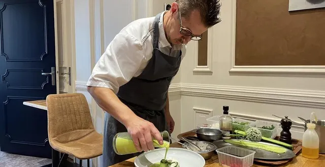 photo  le chef gaëtan crespin verse son gaspacho sur les concombres et la faisselle qu’il a préalablement dressé.  &copy;  ouest-france 