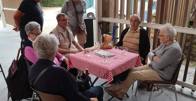 photo  maurice et ses amis profitent du marché installé au cœur de l'espace du rôle pour se retrouver et discuter chaque mercredi.  &copy;  ouest-france 