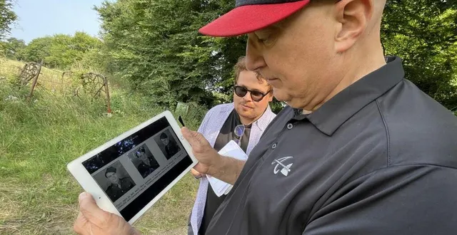 photo  au haras du petit tellier à la sortie d’argentan, bill blake regarde les clichés de soldats us tués à cet endroit.  &copy;  ouest-france 