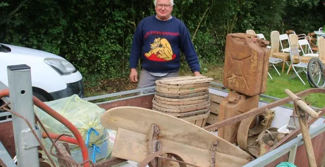 photo  eric, agriculteur à la retraite, a profité de ce vide-greniers pour écouler son matériel familial, d’un autre temps.  &copy;  ouest-france 