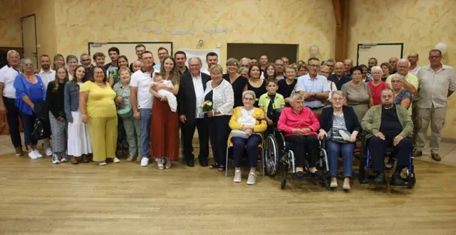 photo  marie-thérèse et bernard guéranger, (au centre), entourés de leur famille et amis.  &copy;  ouest-france 