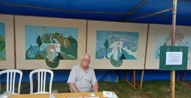 photo  rené saint-léonard devant sa série sur le cours de la vie.  &copy;  ouest-france 