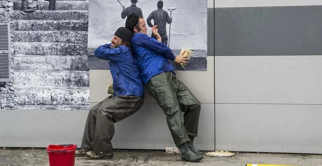 photo  les colleurs d'affiches du spectacle 
