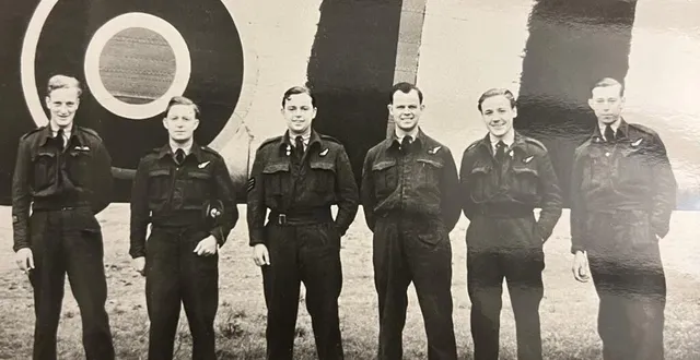 photo  les six membres de l’équipage britannique en opérations spéciales (pimento 98) au-dessus de la france à bord d’un handley page halifax ll401 a-t.  &copy;  @val-au-perche 