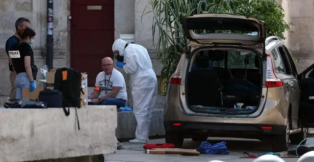 photo  la police scientifique recueille des preuves après qu’un homme a tenté d’incendier la mairie d’angoulême, le 21 août 2024.  &copy;  romain perrocheau/afp 