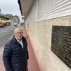 photo pierre santos devant la plaque commémorative, installée rue hoche, à deauville, en mémoire des cinq victimes deauvillaises tuées le 22 août 1944. alors âgé de 12 ans, il jouait à une centaine de mètres du lieu de l’explosion.
