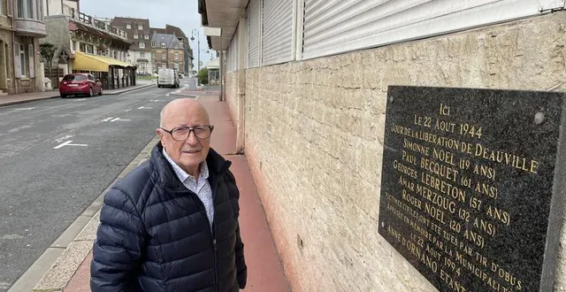 photo  pierre santos devant la plaque commémorative, installée rue hoche, à deauville, en mémoire des cinq victimes deauvillaises tuées le 22 août 1944. alors âgé de 12 ans, il jouait à une centaine de mètres du lieu de l’explosion.  &copy;  ouest-france 