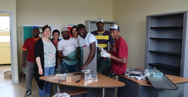 photo  annick davy, la présidente d’alpha sablé, entourée par les bénévoles qui, depuis le 15 juillet 2024, effectuent des travaux de rénovation dans les futurs locaux de l’association, rue haute-folie.  &copy;  ouest-france 