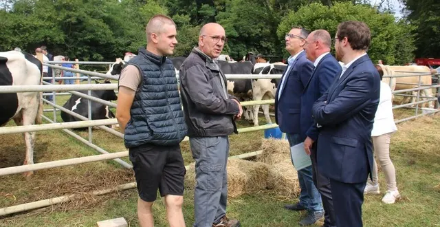 photo  mamers, dimanche 18 août 2024. romain et didier chable ont reçu la visite des officiels et des élus. une façon pour eux de faire passer leurs doléances et les différents problèmes rencontrés sur leur exploitation.  &copy;  le maine libre 