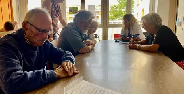 photo  les résidents de la maison de retraite joliot-curie se regroupent autour d’annick, intervenante, pour raconter leurs souvenirs.  &copy;  le maine libre 