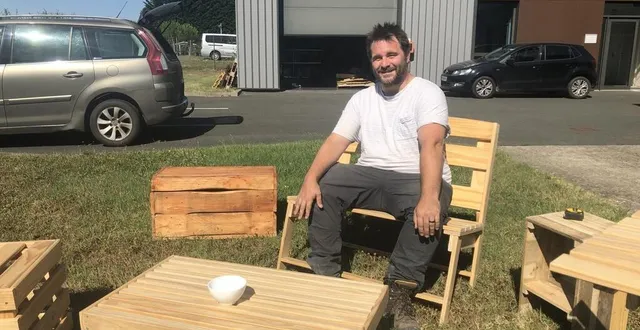 photo  baugé-en-anjou, le 5 août 2024. ébéniste, adrien labat a fondé le retour du bois en juin 2024. son credo : travailler à partir de bois qu’il recycle. soit un gain écologique en économisant de la matière, et gain économique pour le client.  &copy;  co – christophe ricci 