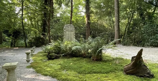 photo  le nom de jean tirard figure sur le monument des fusillés inauguré le 26 août 1945 dans la carrière de la galochère de condé-sur-sarthe, près d’alençon.  &copy;  ouest-france 