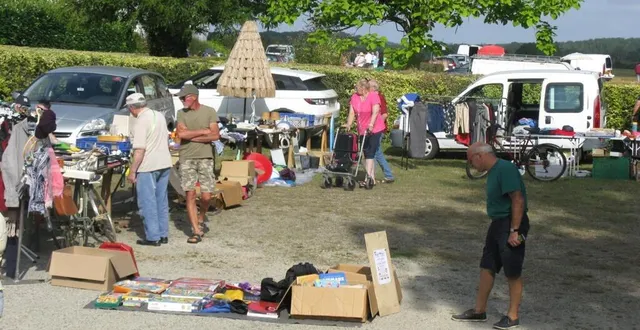 photo  chineurs et amateurs ont pu profiter de la brocante, dimanche dernier.  &copy;  ouest-france 