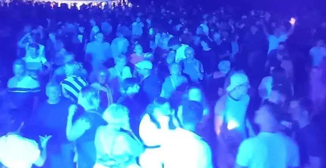 photo  une piste de danse bondée, symbole de la joie et de l’énergie de la soirée.  &copy;  le maine libre 