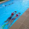 photo des enfants suivent des cours particuliers de natation avec cécilia febvre.