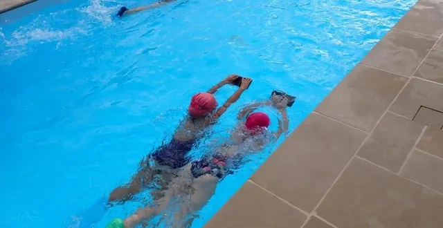 photo  des enfants suivent des cours particuliers de natation avec cécilia febvre.  &copy;  photo : le maine libre 
