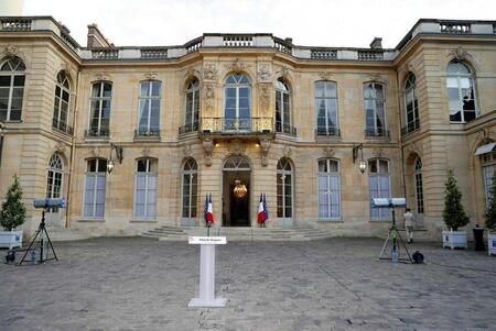 photo Un pupitre attend un orateur, le 30 juin 2024, dans la cour de l’hôtel Matignon, résidence du Premier ministre. Ludovic MARIN / AFP 