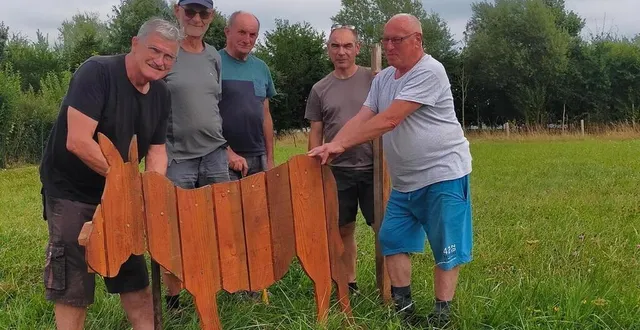 photo  les bénévoles ont commencé à décorer la ville.  &copy;  le maine libre 