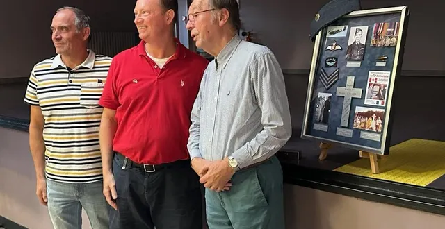 photo  parker morton, entourée du maire d’échauffour, didier duvaldestin, (à gauche) et de michel potier, adjoint.  &copy;  ouest-france 