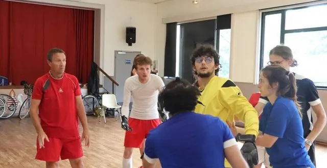 photo  comédiens et amateurs professionnels se mêlent dans la comédie sportive « le mental des athlètes », présentée lors du festival le champ des possibles à malicorne-sur-sarthe (sarthe), vendredi 23 et dimanche 25 août.  &copy;  ouest-france 