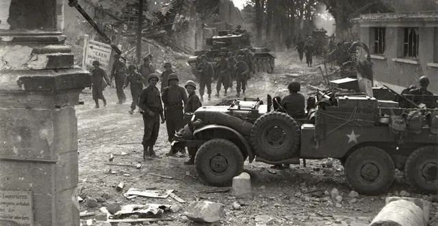 photo  photo prise le 21 août 1944, au carrefour des trois-croix (la colonne, à gauche). au fond, les alliés arrivent de la rue des petits-fossés. le véhicule à droite semble venir de la route de trun, voie par laquelle les allemands retraitent.  &copy;  iwm archives anglaises 