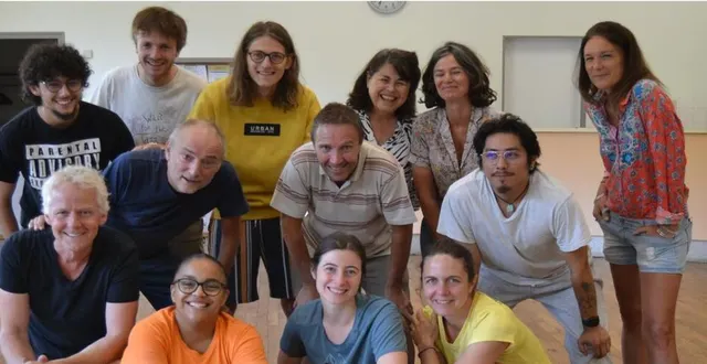photo  frédéric cherboeuf entouré de sa troupe de théâtre atypique.  &copy;  le maine libre 