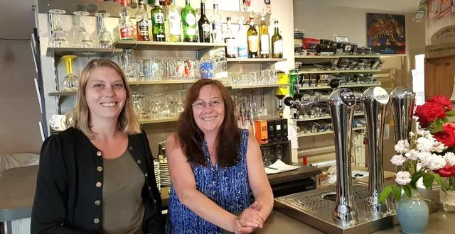 photo  un moment de transmission, dominique colas cède le bar-tabac épicerie à alicia blossier, prête à poursuivre l’aventure.  &copy;  le maine libre 