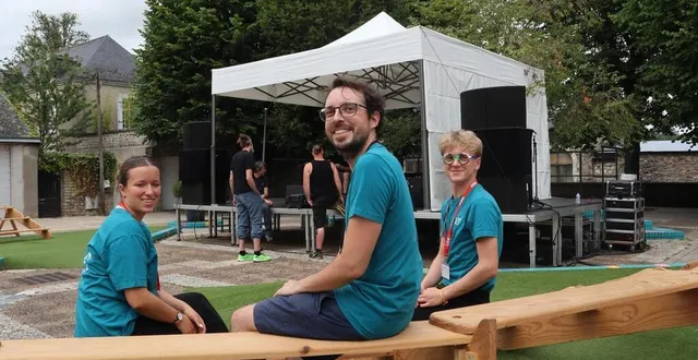 photo  antoine perrotel, entouré par margaux dubois et hector court, officie comme attaché de production sur la 46e édition du festival de sablé-sur-sarthe qui s’achèvera samedi 24 août 2024.  &copy;  ouest-france 