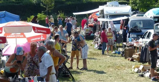photo  le vide-greniers d'asnières-sur-vègre, une tradition depuis plusieurs années, comme ici en 2019.  &copy;  archives ouest-france 