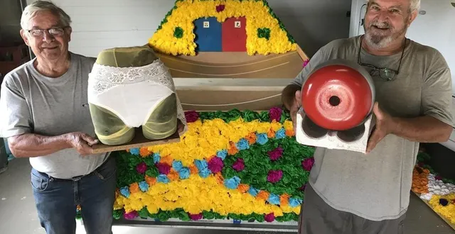 photo  michel auvé et roger bouteloup (à gauche, tenant la « fanny »), de la société de boule de fort saint-vincent de mareil-sur-loir, préparent un char fleuri pour le comice des 23 au 25 août 2024.  &copy;  le maine libre 