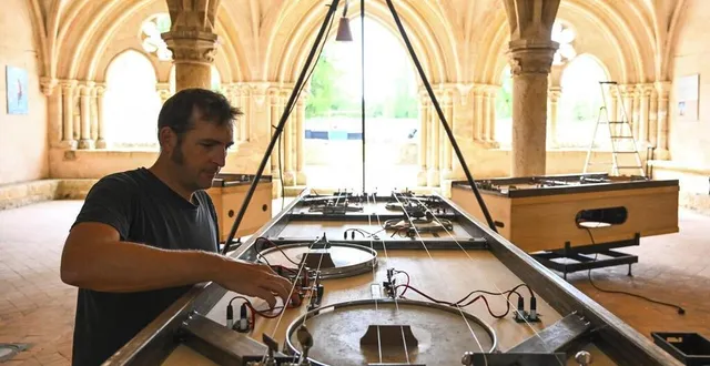 photo  mathieu delaunay, artiste et capitaine de la compagnie atelier de papier, règle son instrument de musique.  &copy;  le maine libre – denis lambert 