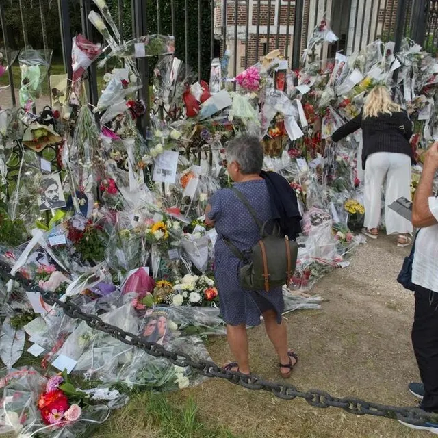 photo des fleurs déposées devant la propriété d’alain delon à douchy le 23 août 2024.  ©  guillaume souvant / afp