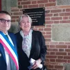 photo pierre chivard, maire de carrouges, dans l’orne, et valérie alain, conseillère et vice-présidente du département, devant la plaque rappelant l’incendie du châtelet
