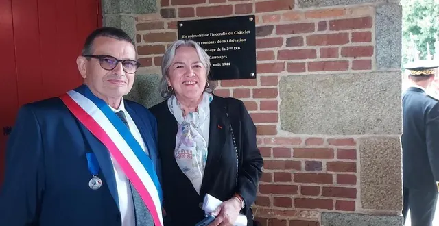 photo  pierre chivard, maire de carrouges, dans l’orne, et valérie alain, conseillère et vice-présidente du département, devant la plaque rappelant l’incendie du châtelet  &copy;  . ouest-france 