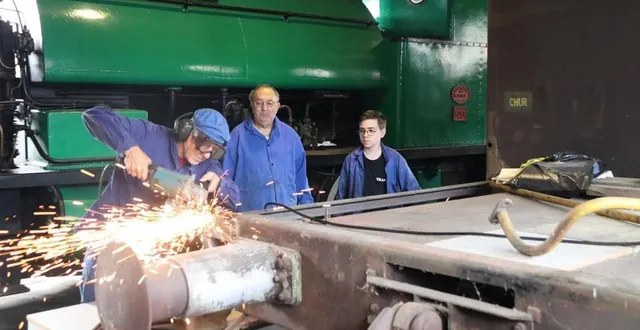 photo  thierry remet en état une ancienne voiture suisse, sous le regard de gérard, bénévole depuis 46 ans, et timéo, qui fait ses débuts dans l’association.  &copy;  ouest-france 