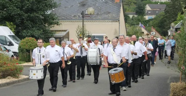 photo  l’ouverture du comice avec la fanfare de mareil-sur-loir suivie des élus   &copy;  le maine libre 