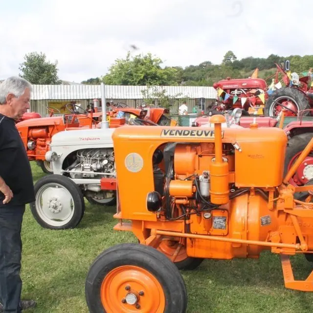 Bernard en admiration devant un tracteur : «Une belle mécanique pour l'époque». Le Maine Libre photo bernard en admiration devant un tracteur : «une belle mécanique pour l'époque». © le maine libre