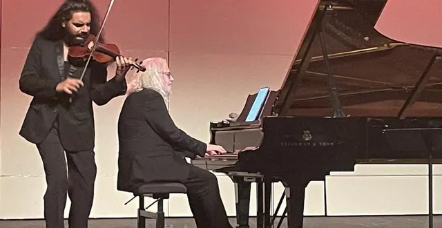 photo  yvan cassar et nemanja radulovic sur la scène joël-le-theul, avant la conférence.  &copy;  le maine libre 